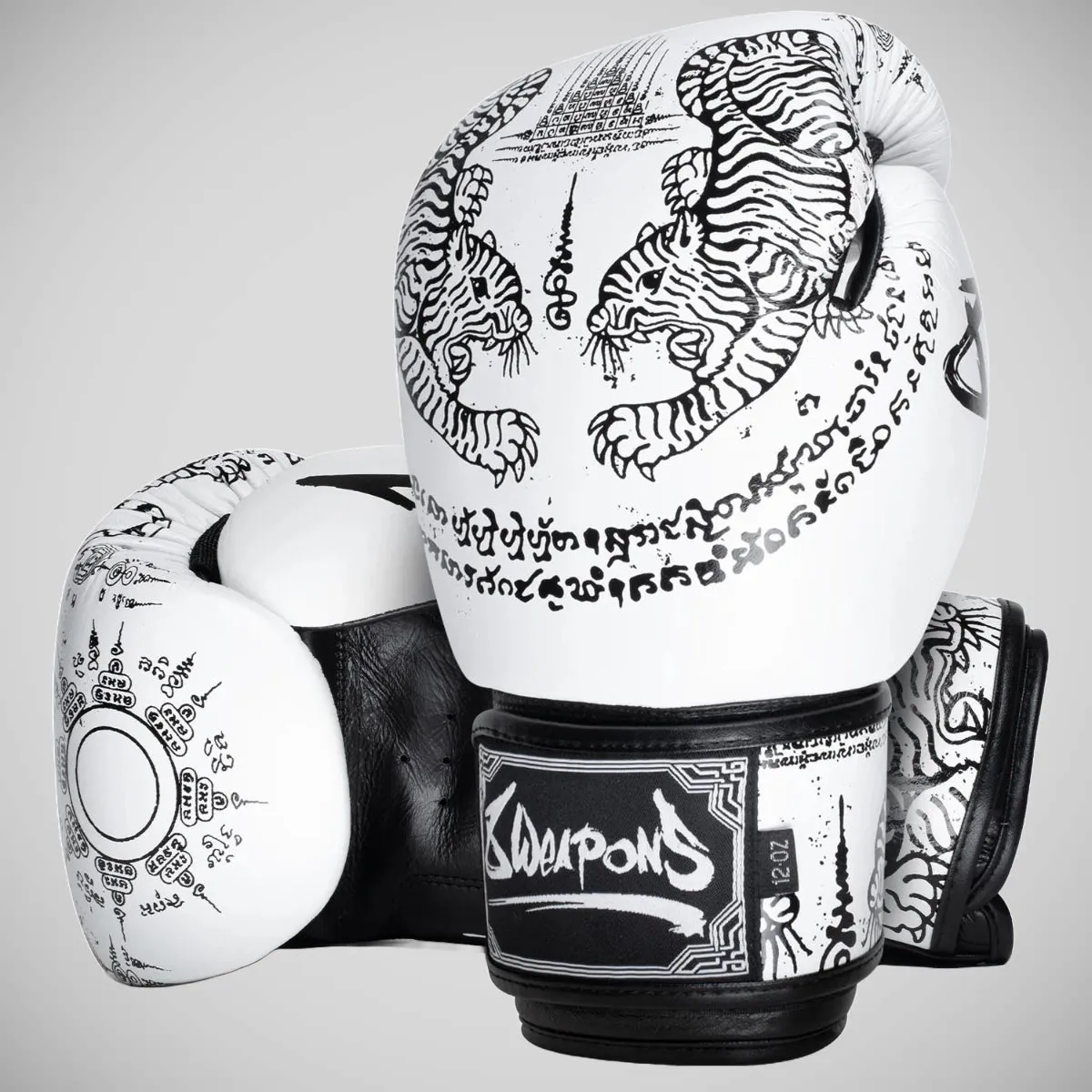 8 Weapons Sak Yant Tiger Boxing Gloves White/Black